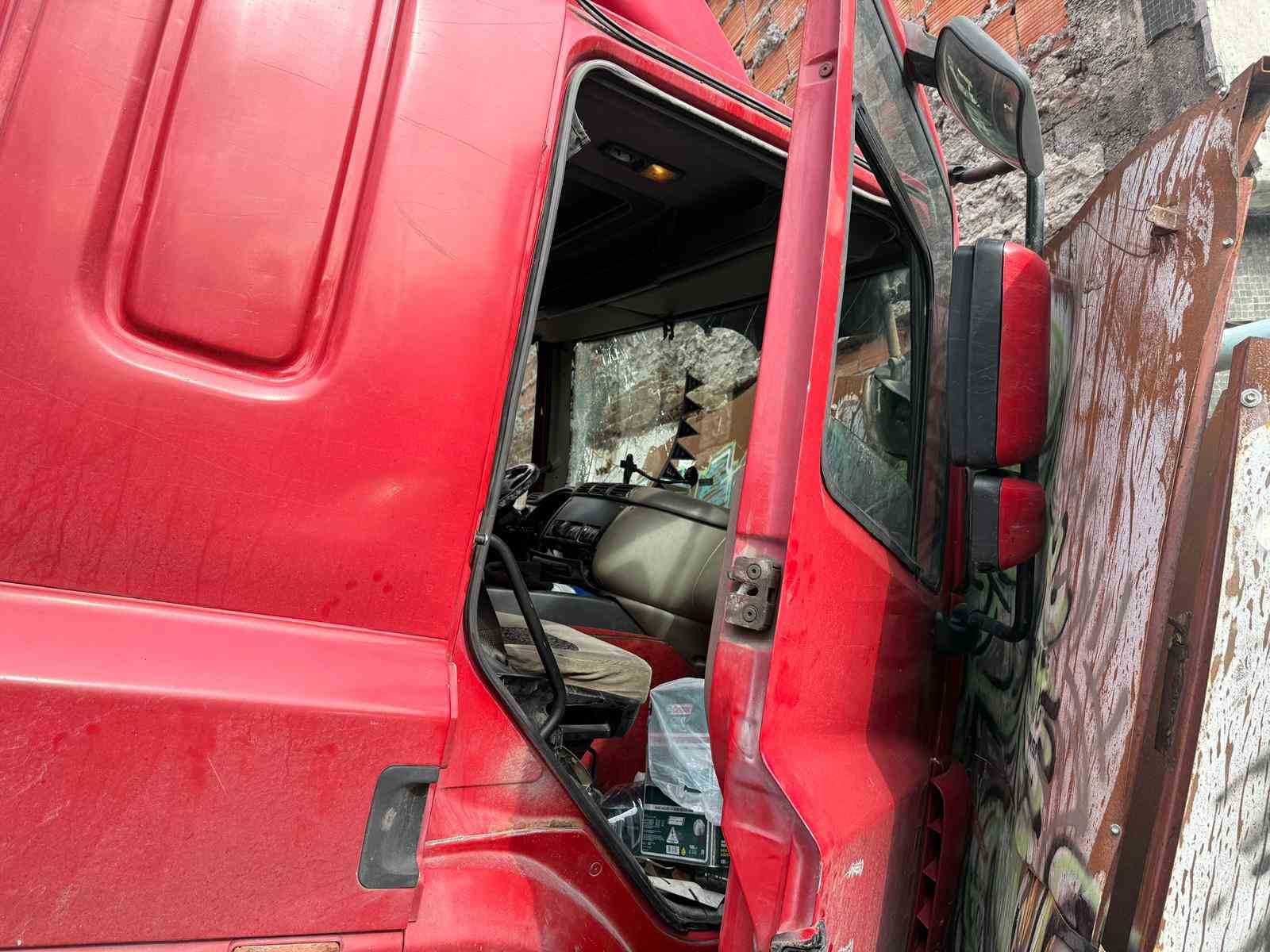 besiktasta facianin esiginden donuldu freni bosalan tir binaya carpti 2 BnFOFh1p