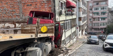besiktasta-facianin-esiginden-donuldu-freni-bosalan-tir-binaya-carpti-RHQN6J4c.jpg