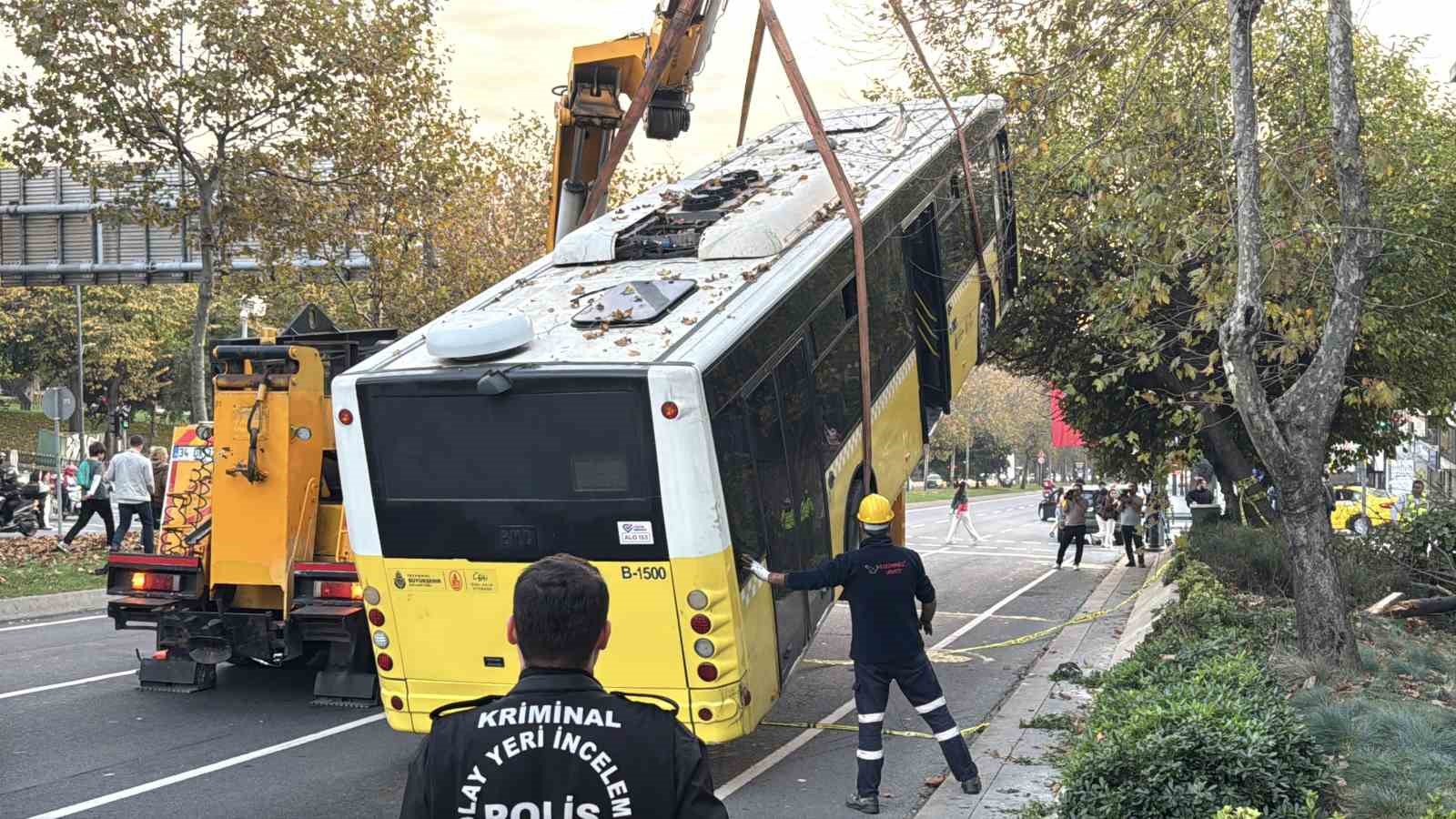 Beşiktaş’ta İETT şoförünün hayatını kaybettiği kazada otobüs olay yerinden kaldırıldı 4 besiktasta iett soforunun hayatini kaybettigi kazada otobus olay yerinden kaldirildi 0 I1dizzrG