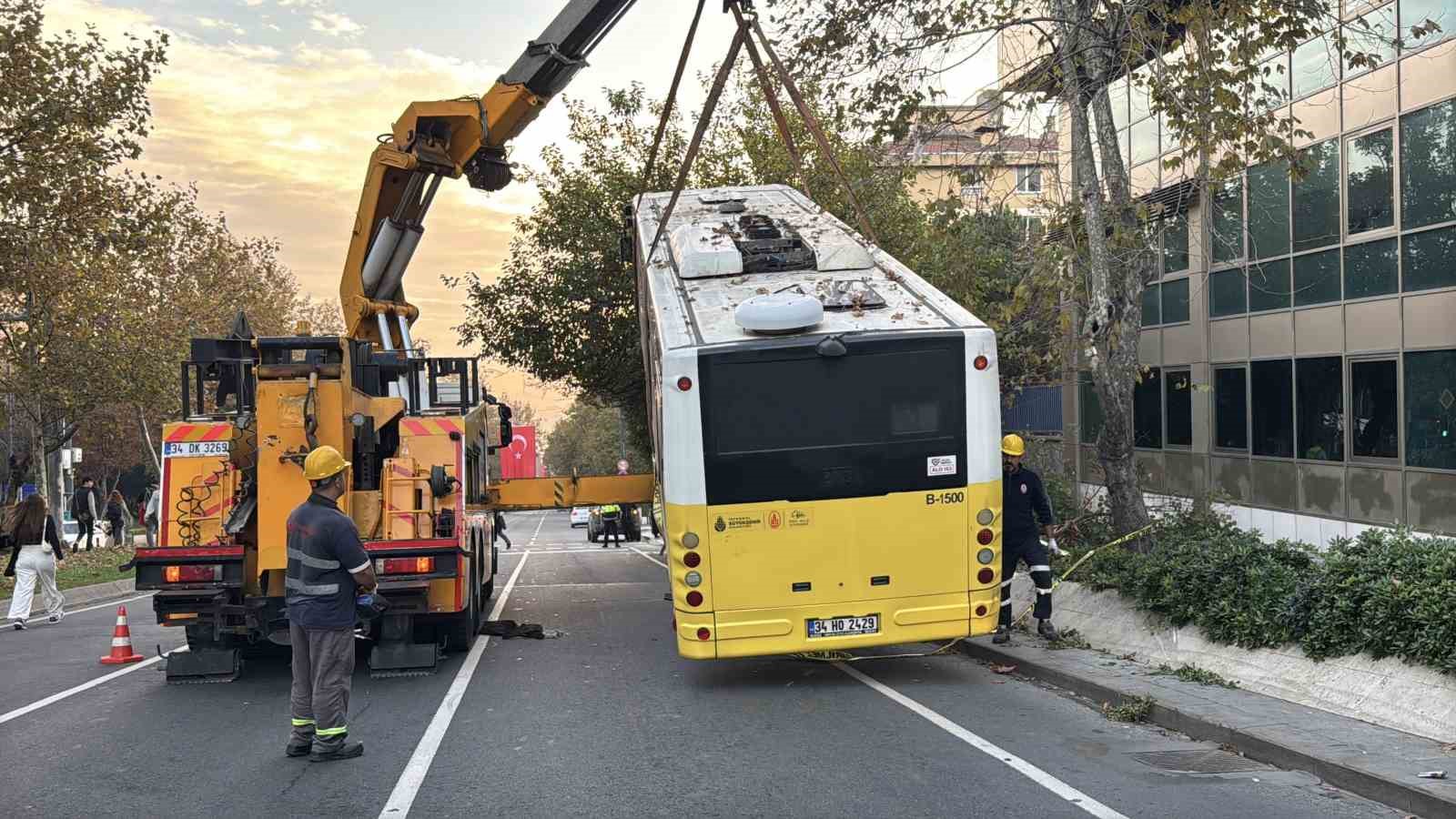 Beşiktaş’ta İETT şoförünün hayatını kaybettiği kazada otobüs olay yerinden kaldırıldı 5 besiktasta iett soforunun hayatini kaybettigi kazada otobus olay yerinden kaldirildi 1 TD5inyQU