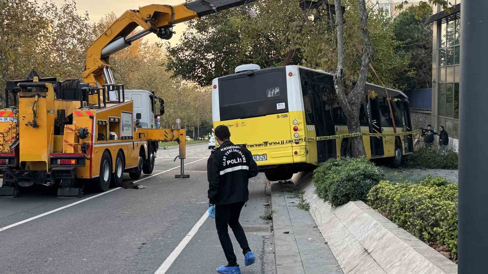 Beşiktaş’ta İETT şoförünün hayatını kaybettiği kazada otobüs olay yerinden kaldırıldı 6 besiktasta iett soforunun hayatini kaybettigi kazada otobus olay yerinden kaldirildi 2