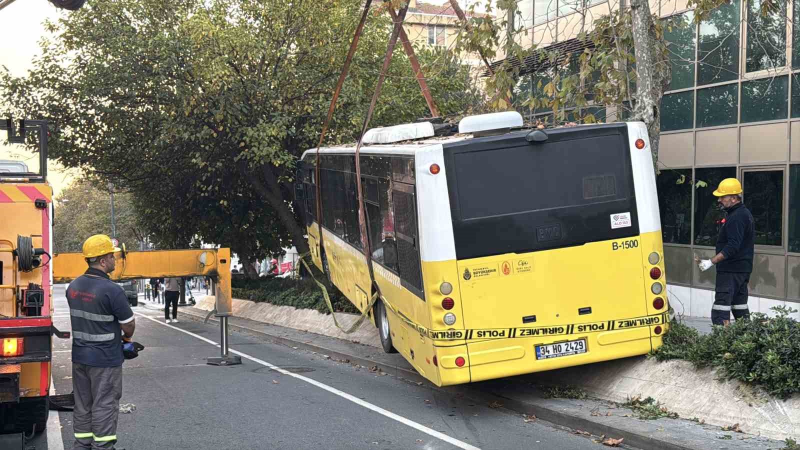 Beşiktaş’ta İETT şoförünün hayatını kaybettiği kazada otobüs olay yerinden kaldırıldı 8 besiktasta iett soforunun hayatini kaybettigi kazada otobus olay yerinden kaldirildi 4 9R9hchJw