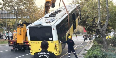 besiktasta-iett-soforunun-hayatini-kaybettigi-kazada-otobus-olay-yerinden-kaldirildi-tmnwxOzQ.jpg