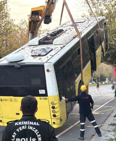 besiktasta-iett-soforunun-hayatini-kaybettigi-kazada-otobus-olay-yerinden-kaldirildi-tmnwxOzQ.jpg