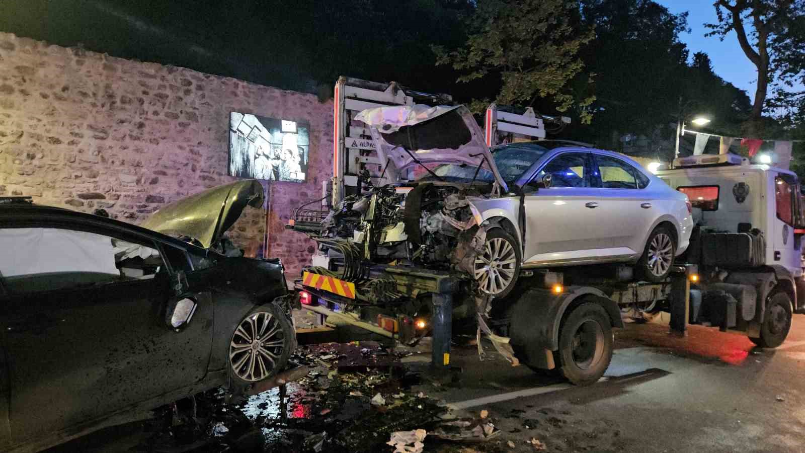 besiktasta iki otomobil kafa kafaya carpisti 9 yarali 4 5PkkTO4U