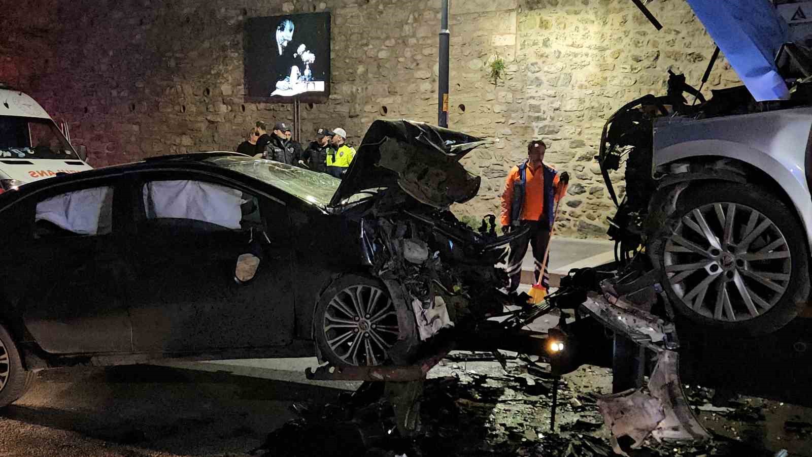 besiktasta iki otomobil kafa kafaya carpisti 9 yarali 7 RRjON5Tr