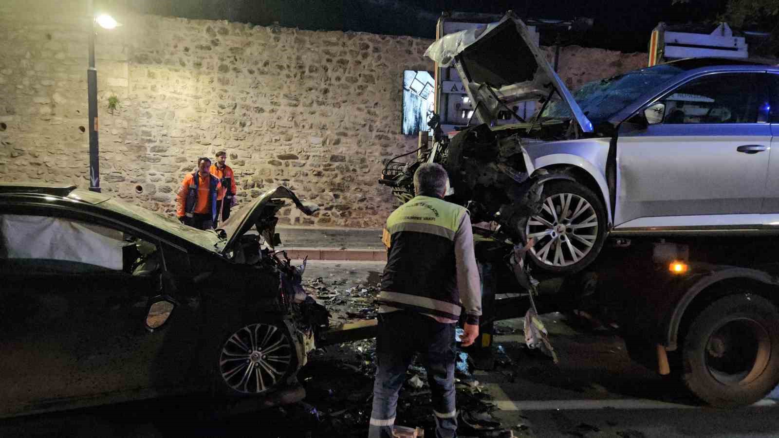 besiktasta iki otomobil kafa kafaya carpisti 9 yarali 8 b4bkQ27d