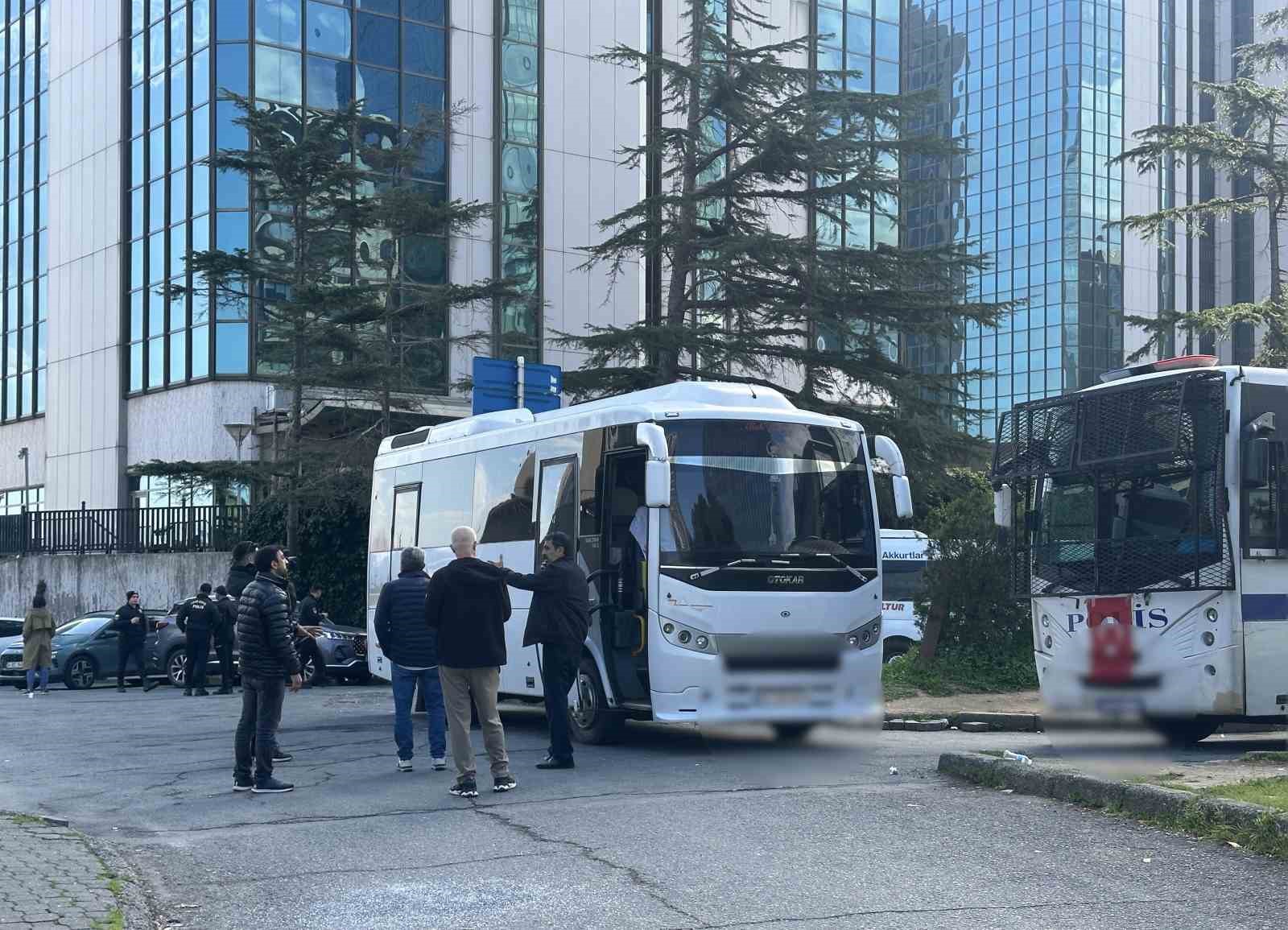 besiktasta kursun yagmurunda kalan servis araclari goruntulendi 3 1CBI2Ii4