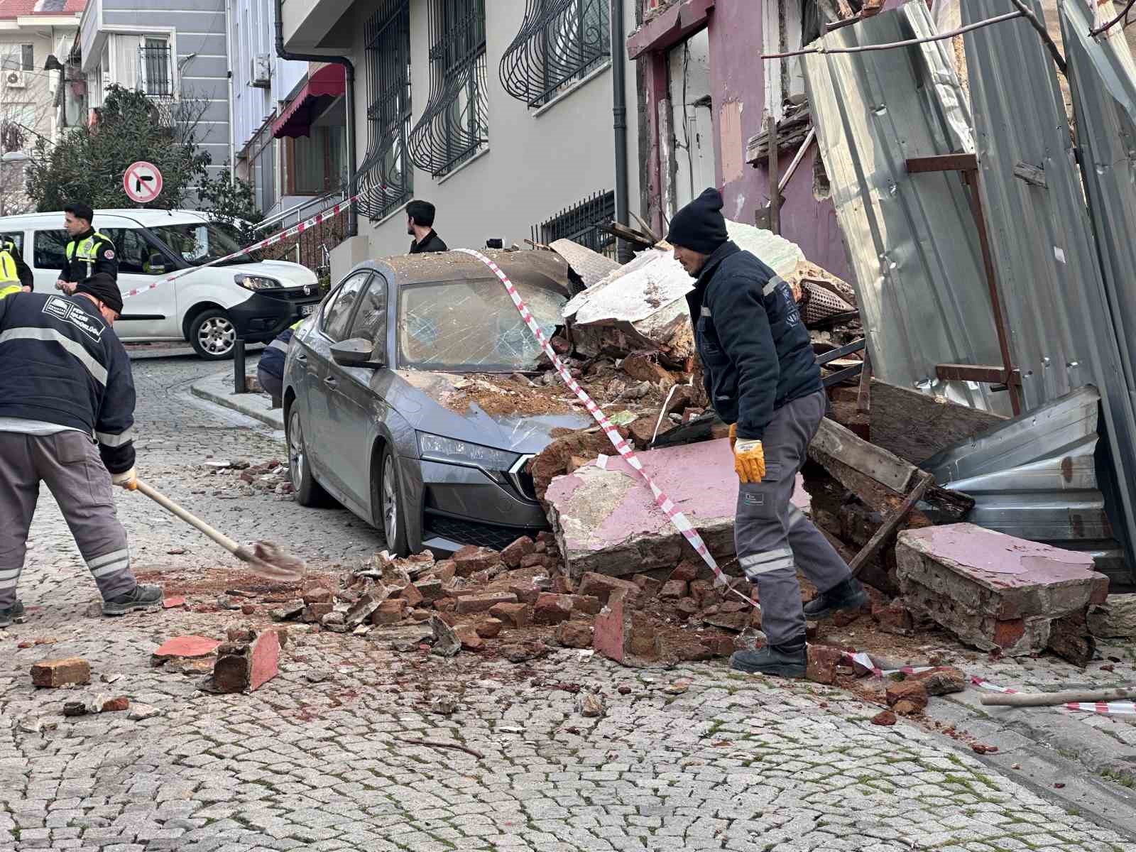 besiktasta metruk bina park halindeki aracin uzerine coktu 0 krgB7myy