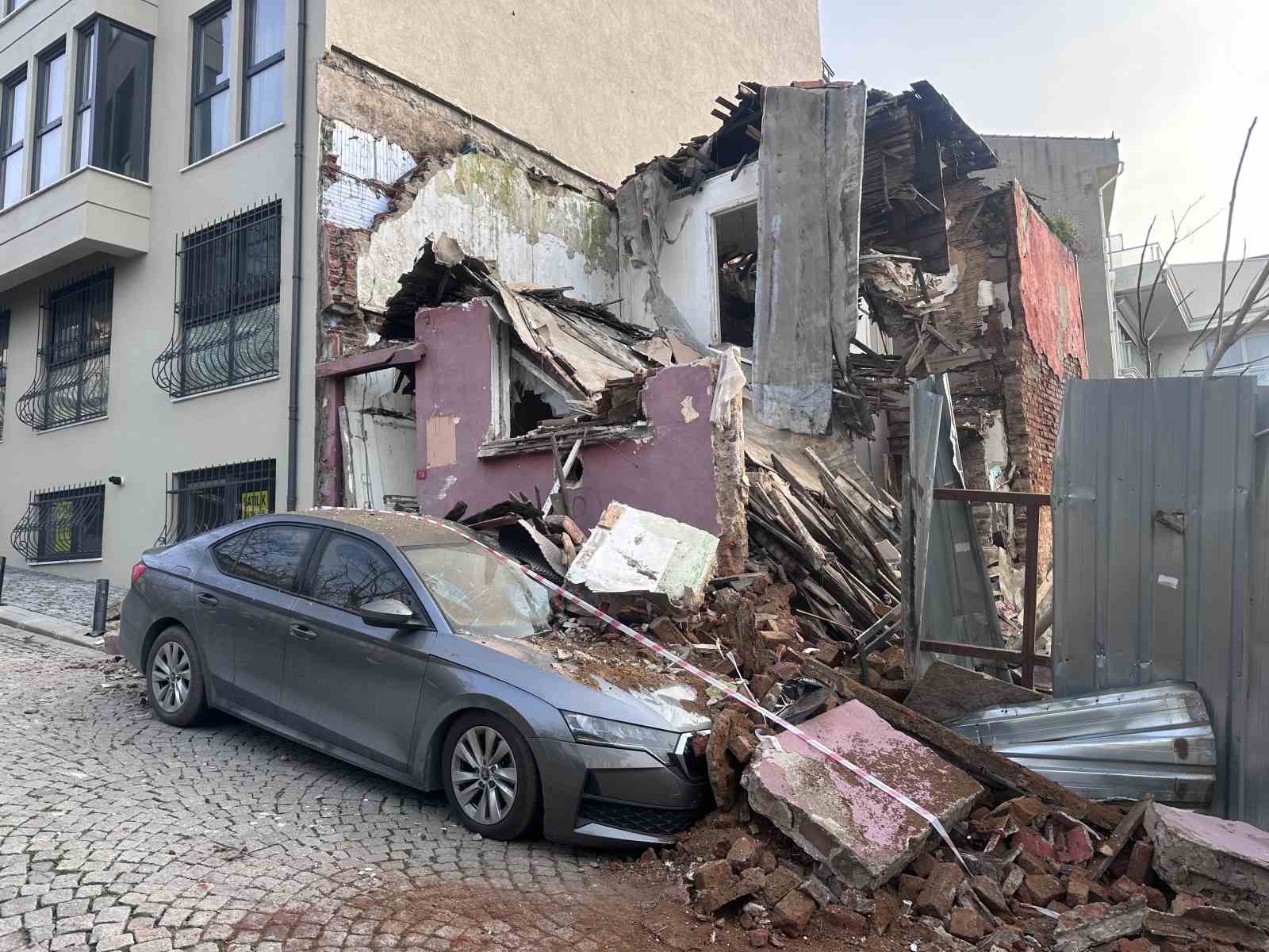 besiktasta metruk bina park halindeki aracin uzerine coktu 2 brY1mw7I