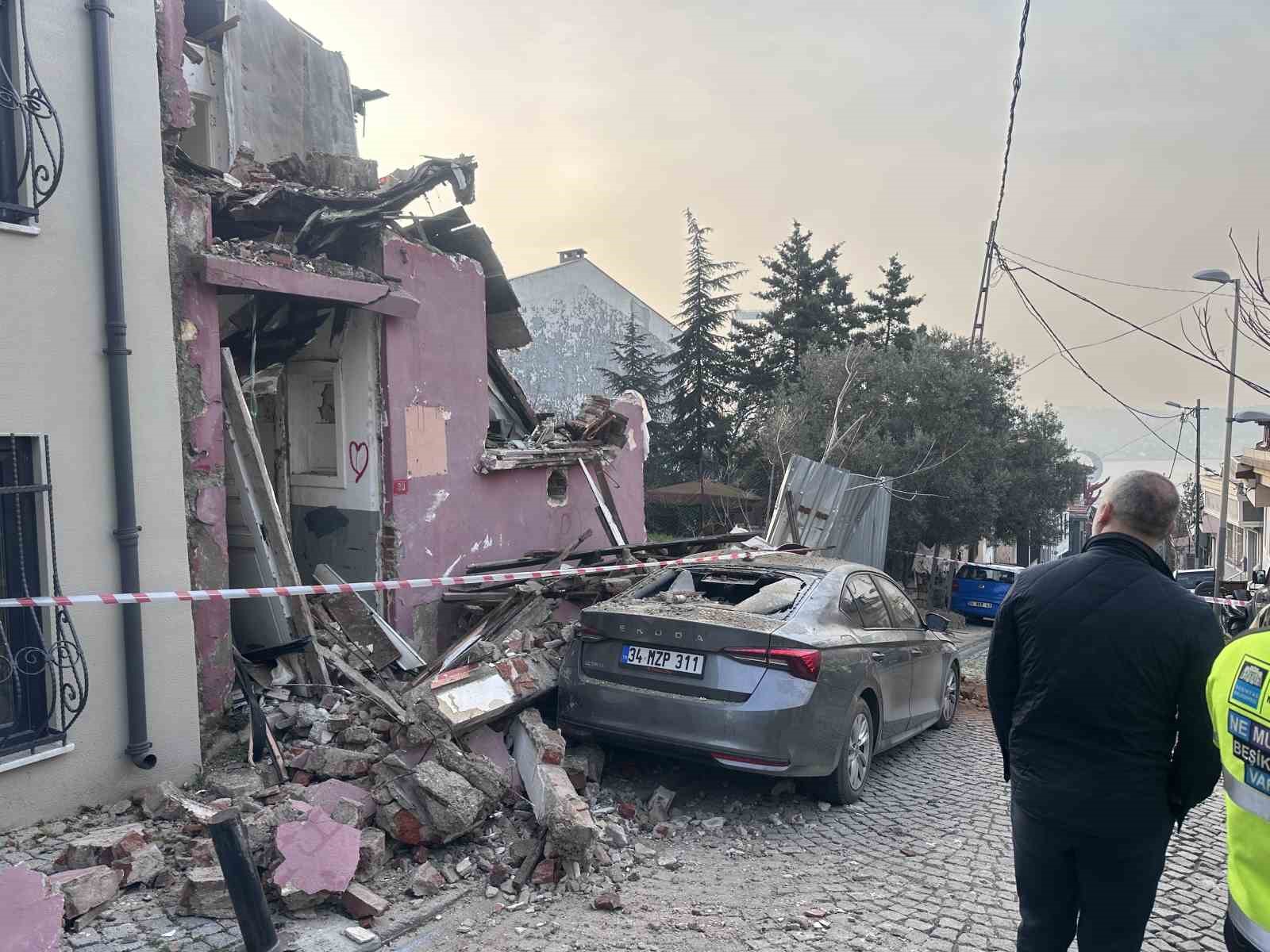 besiktasta metruk bina park halindeki aracin uzerine coktu 3 pWTnj3UB