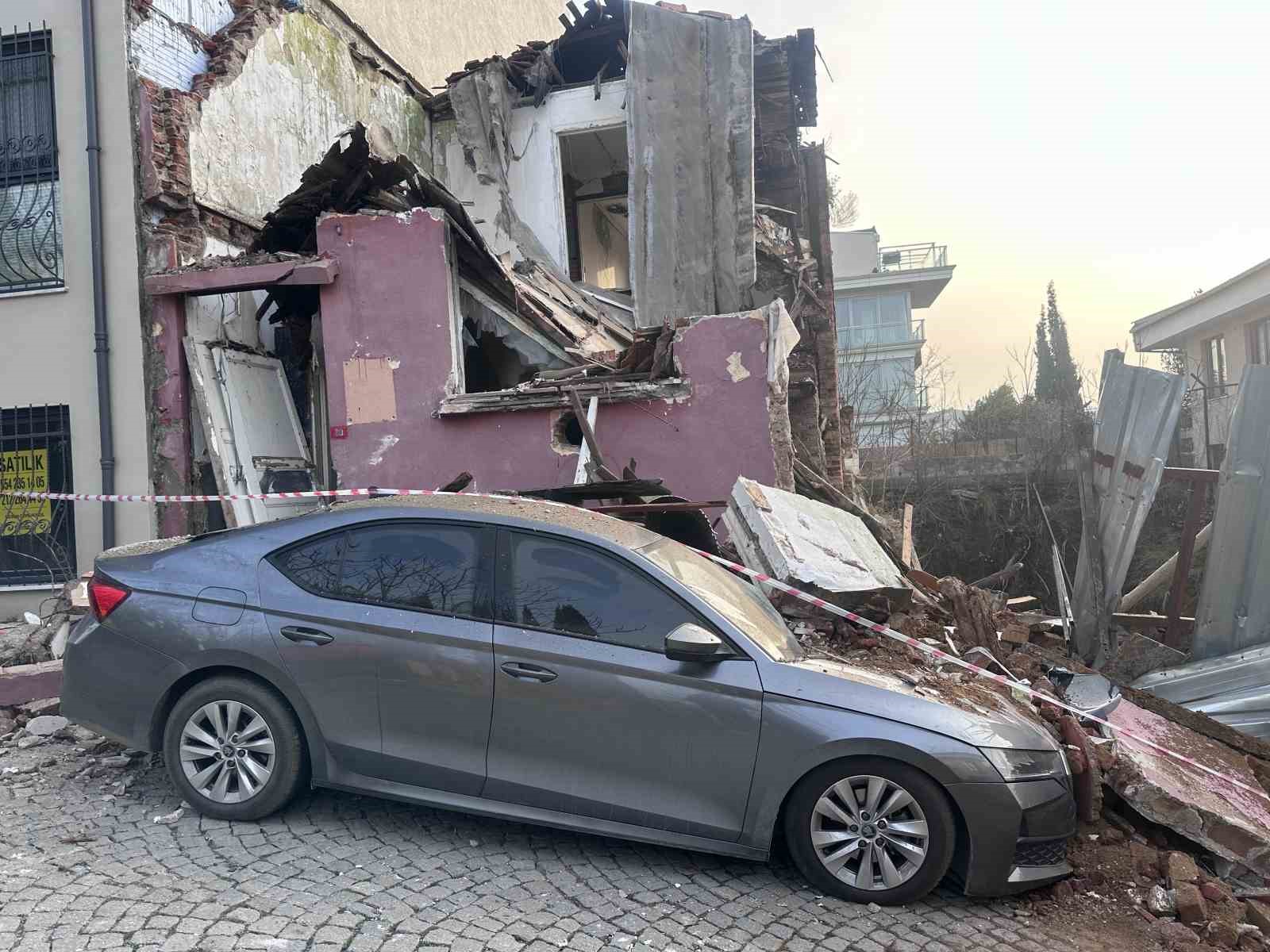 besiktasta metruk bina park halindeki aracin uzerine coktu 4 Z5PBgw5j