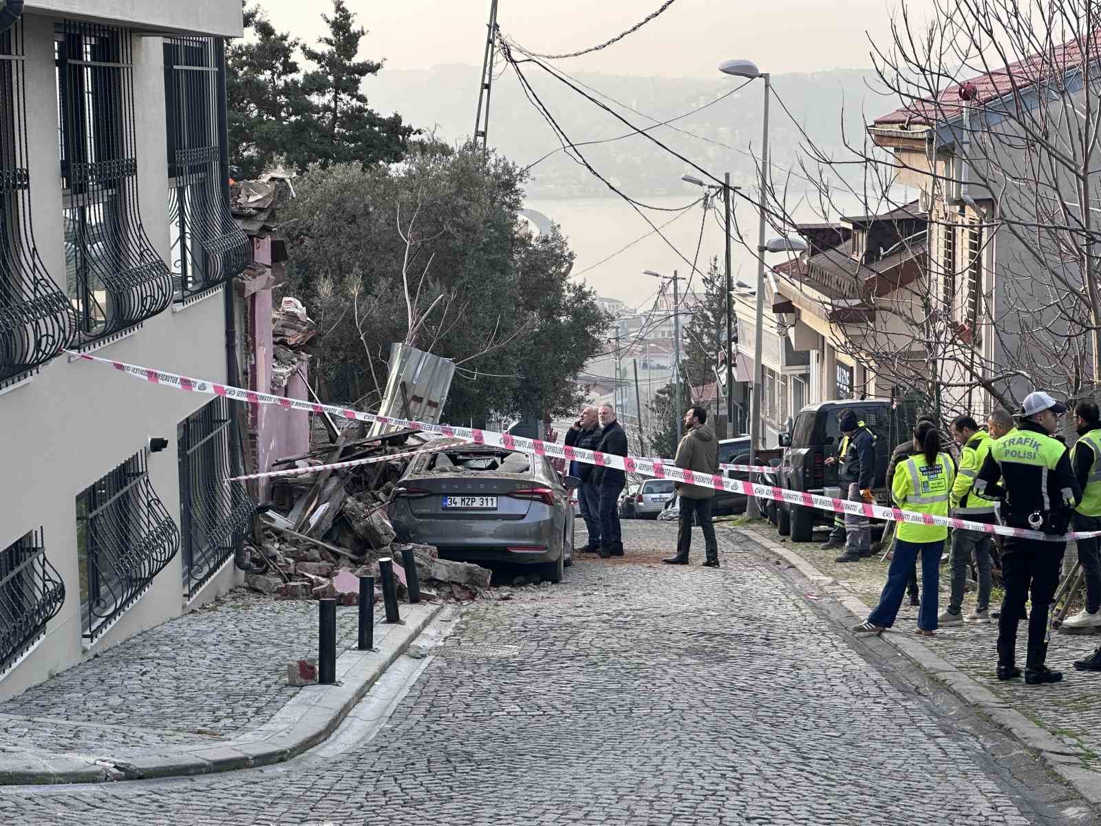 besiktasta metruk bina park halindeki aracin uzerine coktu 5 iR92ijSP