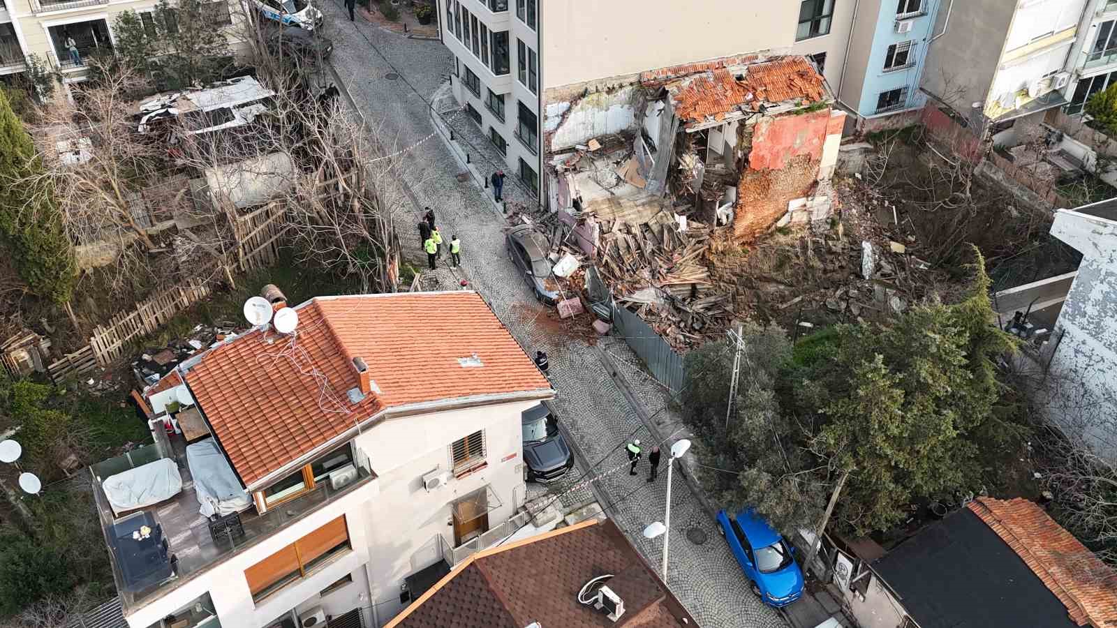 besiktasta metruk bina park halindeki aracin uzerine coktu 6 Fu6A9uVO