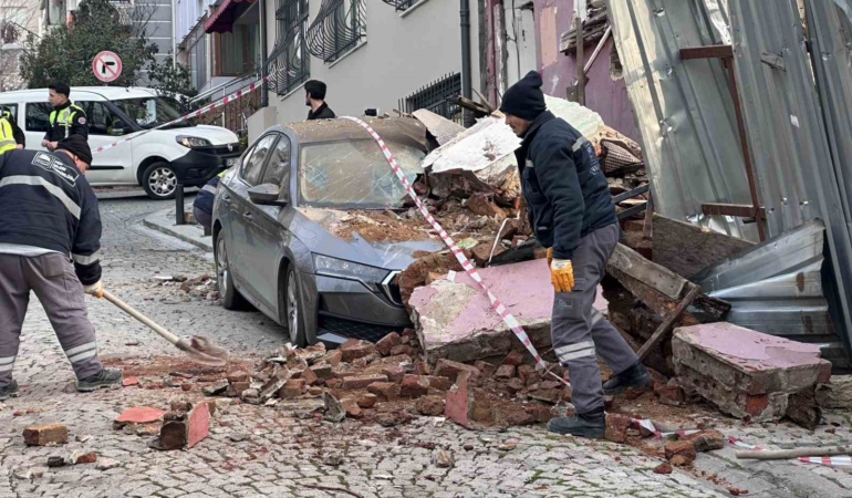 besiktasta-metruk-bina-park-halindeki-aracin-uzerine-coktu-DMvS19Sg.jpg