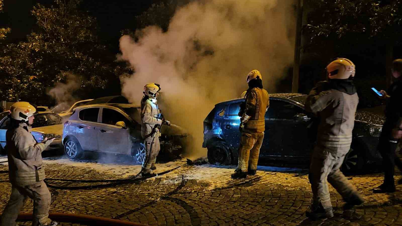besiktasta park halindeki 4 otomobil alev alev yandi 0