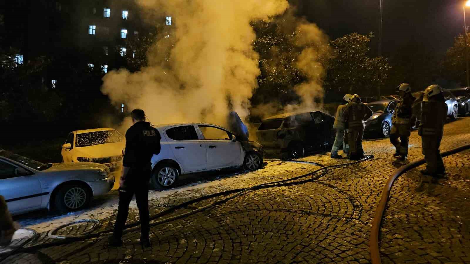 besiktasta park halindeki 4 otomobil alev alev yandi 1 MKe1Iwjw