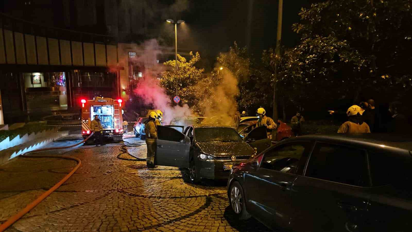besiktasta park halindeki 4 otomobil alev alev yandi 4 4Mp9cBRS