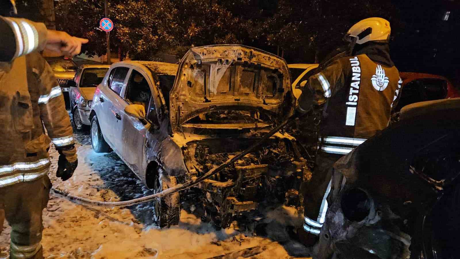 besiktasta park halindeki 4 otomobil alev alev yandi 7 2ql77gDe
