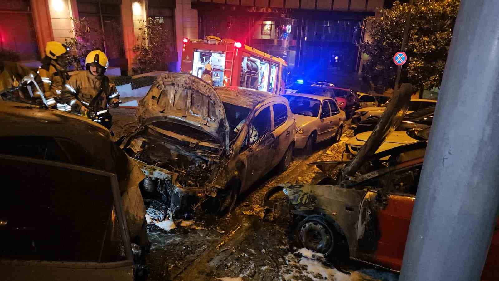 besiktasta park halindeki 4 otomobil alev alev yandi 8
