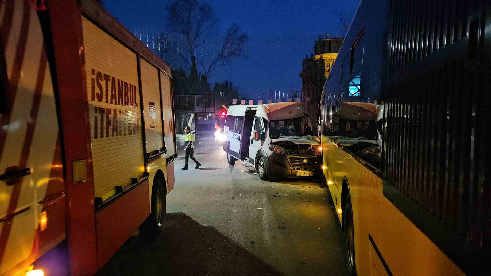 Beşiktaş’ta servis minibüsüyle İETT otobüsü kafa kafaya çarpıştı: 2 yaralı 5 besiktasta servis minibusuyle iett otobusu kafa kafaya carpisti 2 yarali 1