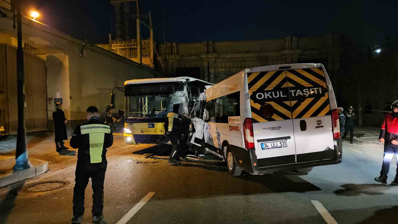 Beşiktaş’ta servis minibüsüyle İETT otobüsü kafa kafaya çarpıştı: 2 yaralı 7 besiktasta servis minibusuyle iett otobusu kafa kafaya carpisti 2 yarali 3 mUZ7esrl