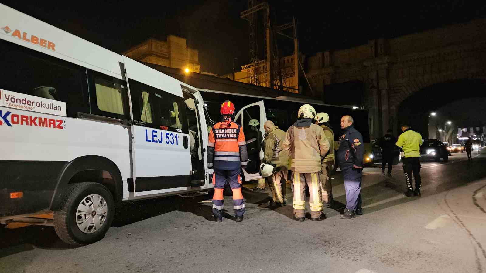 Beşiktaş’ta servis minibüsüyle İETT otobüsü kafa kafaya çarpıştı: 2 yaralı 8 besiktasta servis minibusuyle iett otobusu kafa kafaya carpisti 2 yarali 4 ALsakmtl