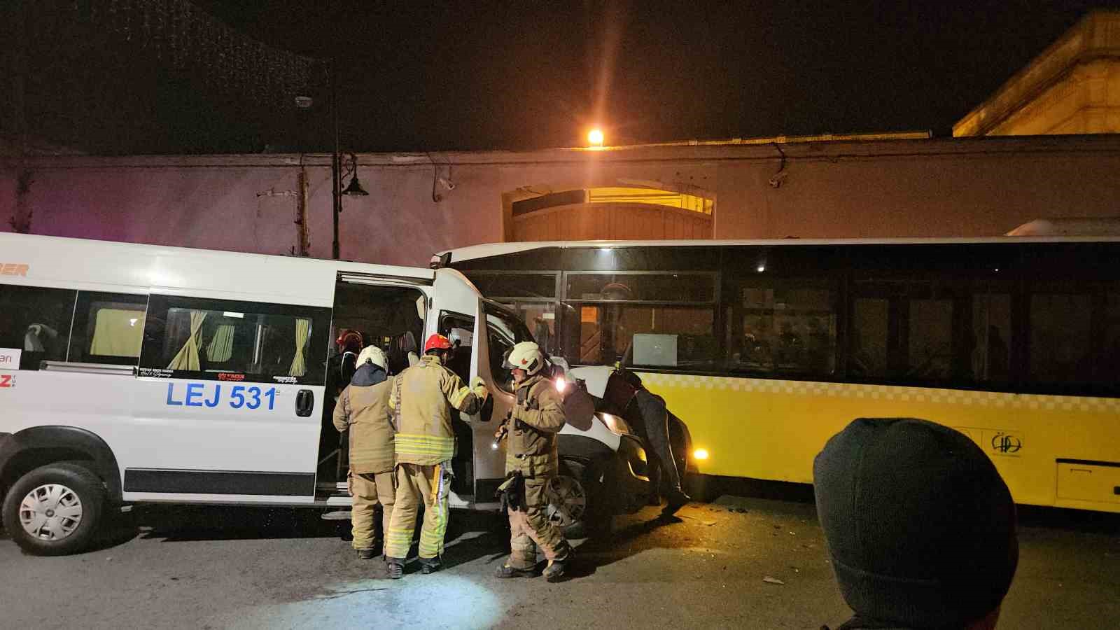 Beşiktaş’ta servis minibüsüyle İETT otobüsü kafa kafaya çarpıştı: 2 yaralı 9 besiktasta servis minibusuyle iett otobusu kafa kafaya carpisti 2 yarali 5 f49pRHwE