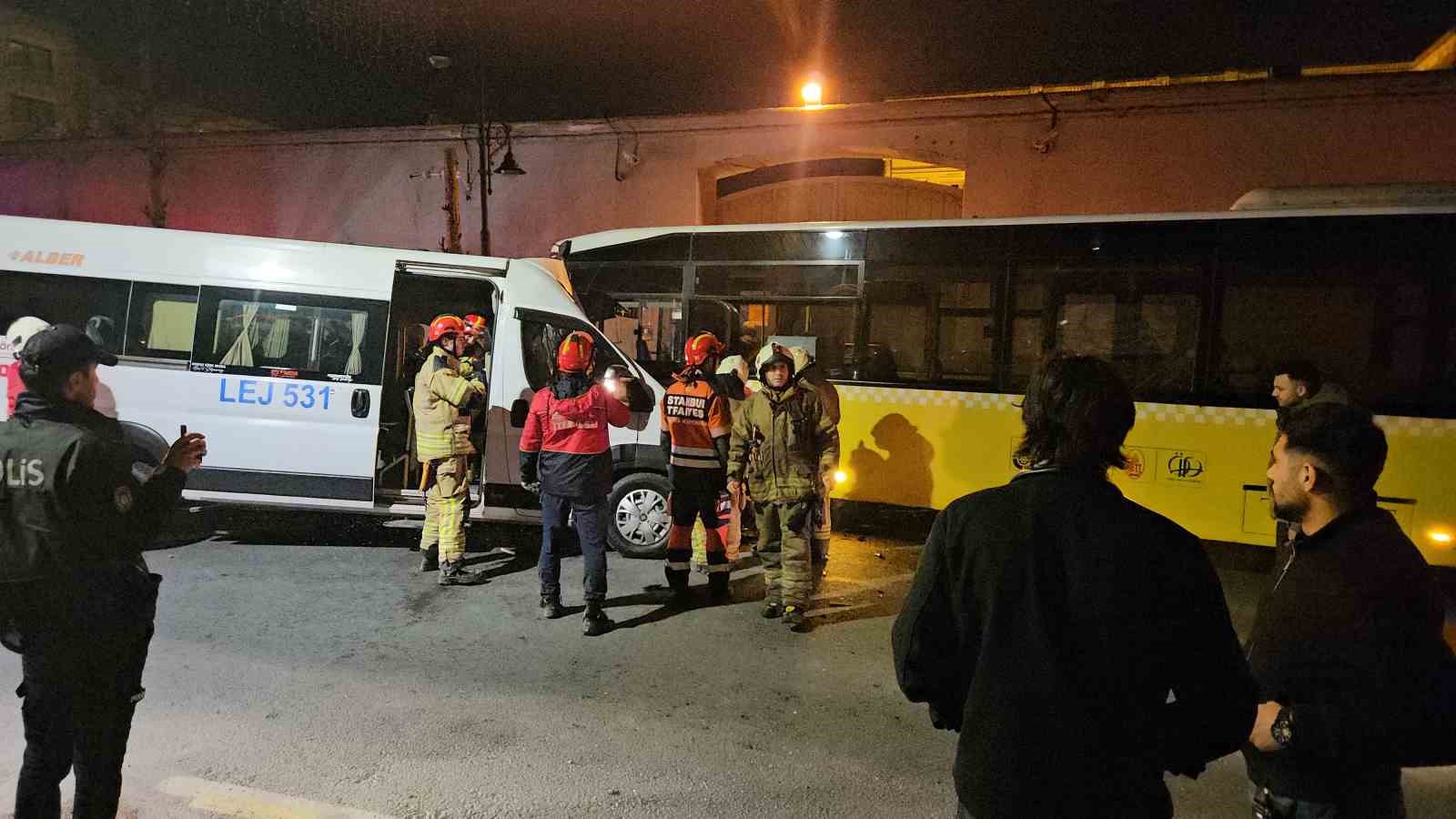 Beşiktaş’ta servis minibüsüyle İETT otobüsü kafa kafaya çarpıştı: 2 yaralı 10 besiktasta servis minibusuyle iett otobusu kafa kafaya carpisti 2 yarali 6
