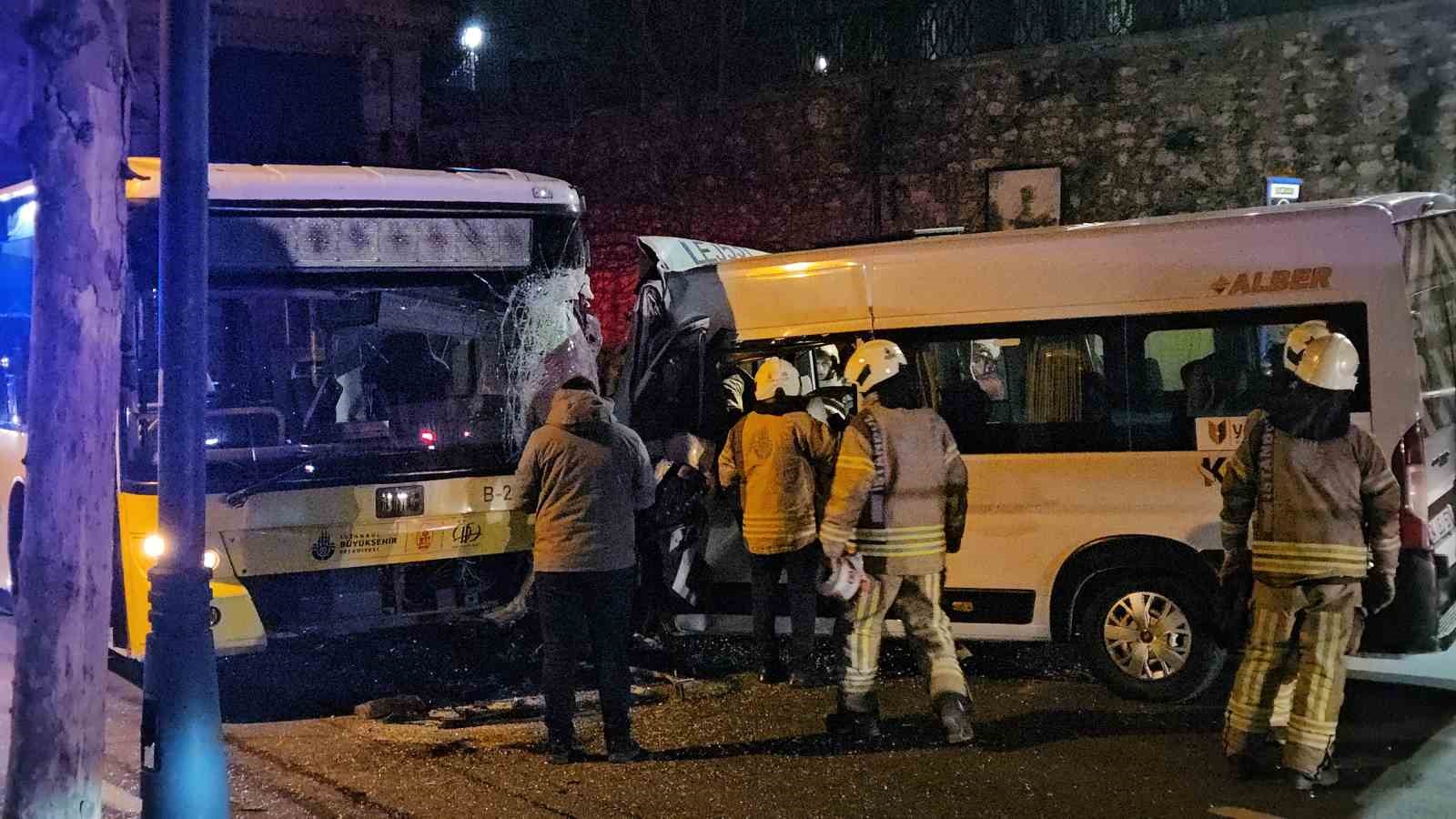 Beşiktaş’ta servis minibüsüyle İETT otobüsü kafa kafaya çarpıştı: 2 yaralı 11 besiktasta servis minibusuyle iett otobusu kafa kafaya carpisti 2 yarali 7 4iyywH4j