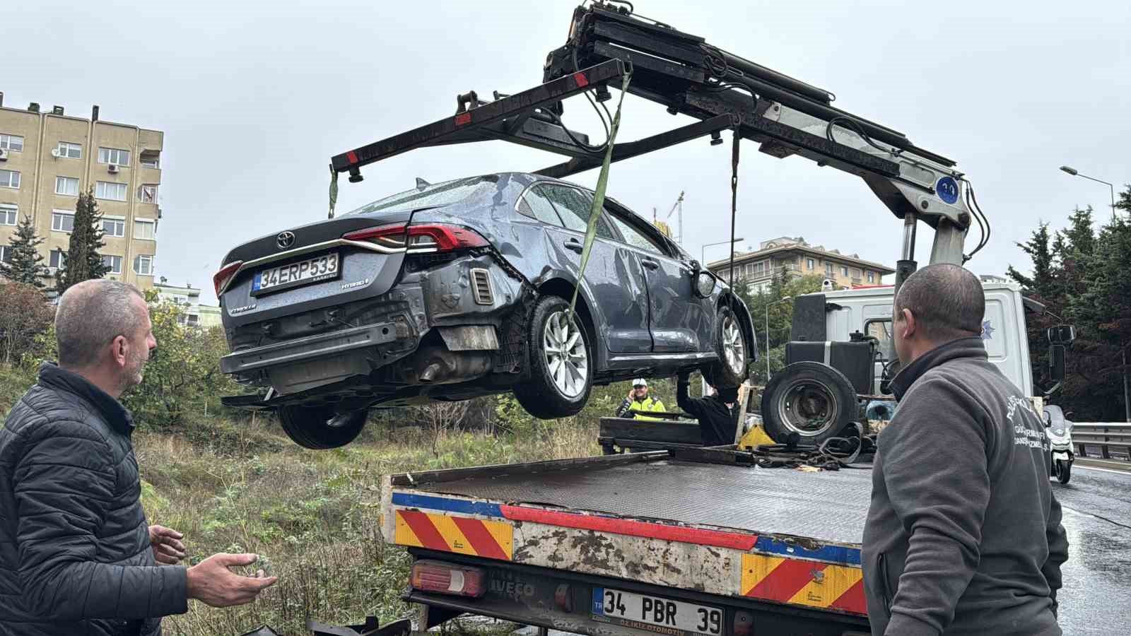 Beşiktaş’ta takla atan araç şarampole uçtu: Sürücü yaralandı 6 besiktasta takla atan arac sarampole uctu surucu yaralandi 2