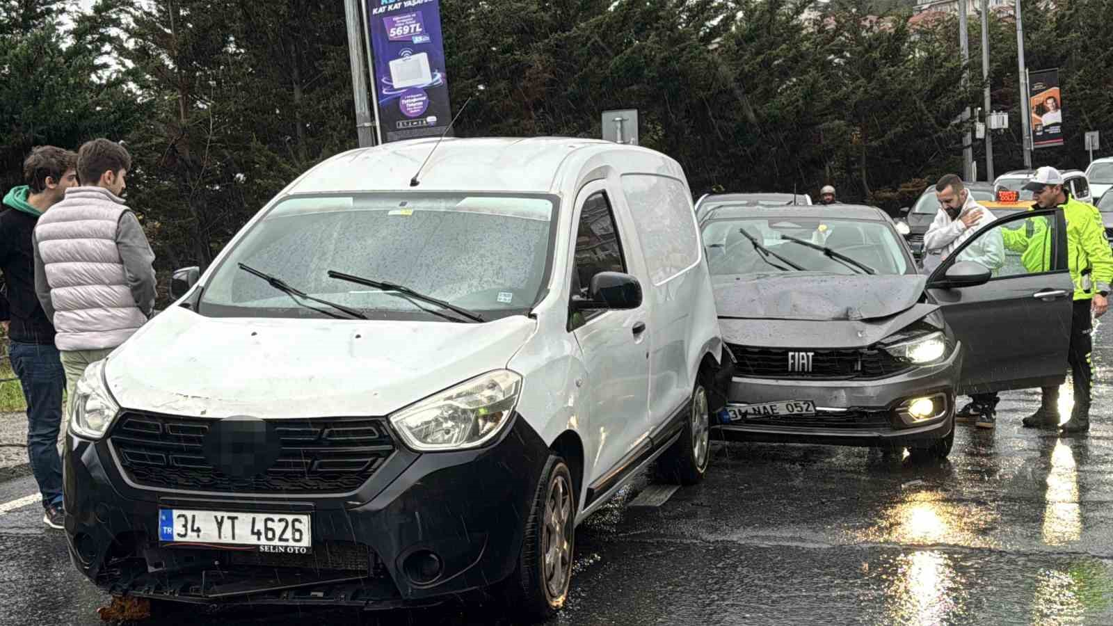 besiktasta yagmurun etkisiyle ayni yolda pes pese iki kaza 3 89UVhDaM
