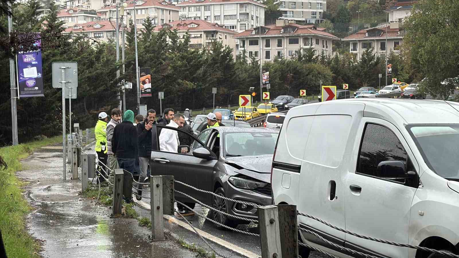 besiktasta yagmurun etkisiyle ayni yolda pes pese iki kaza 4 Qgyj4WCI