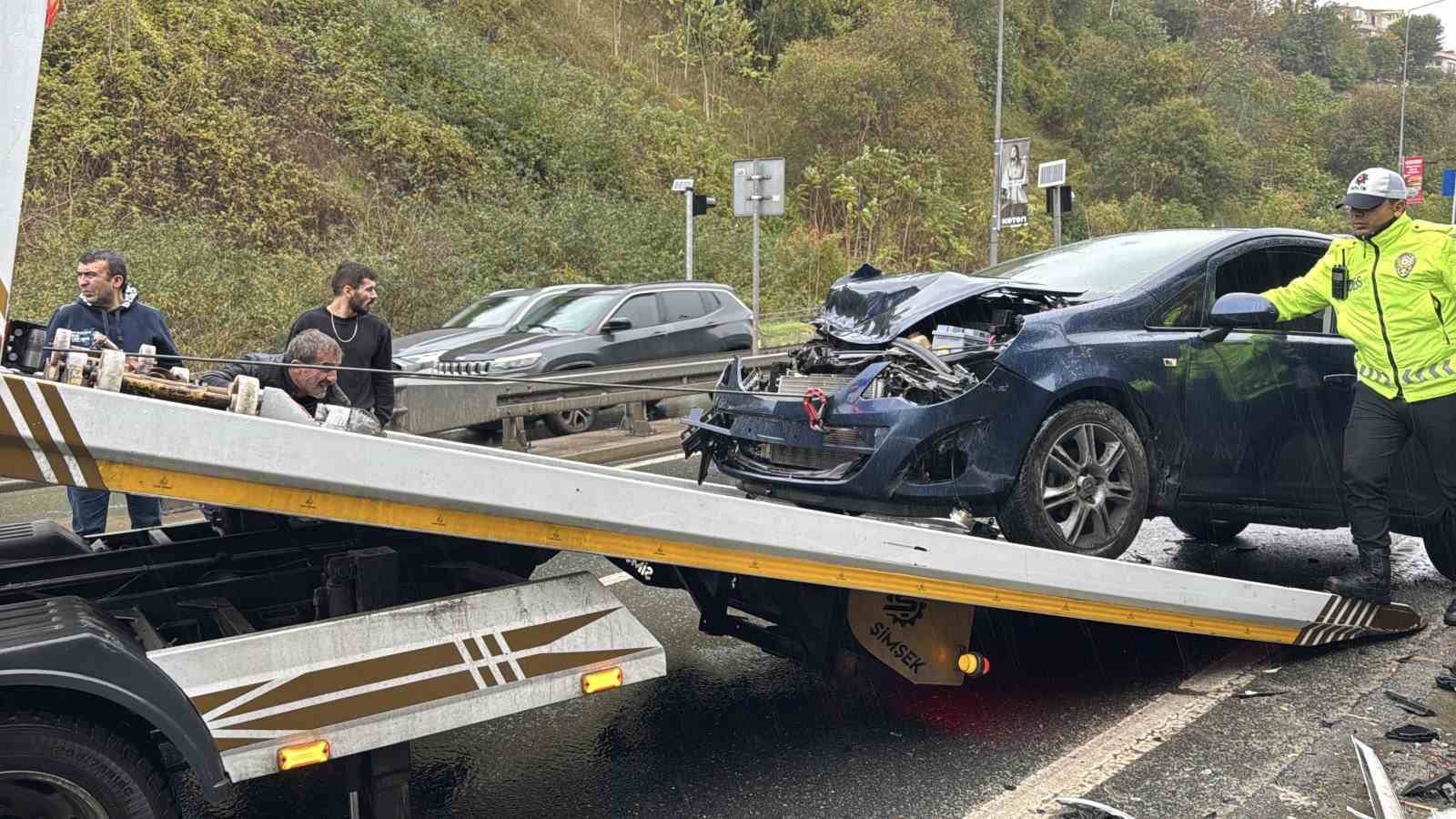 besiktasta yagmurun etkisiyle ayni yolda pes pese iki kaza 5 PfmpjuXF