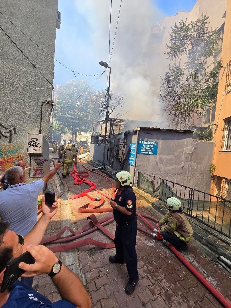 besiktasta yangin panigi is yerinin deposu alev alev yandi 0 YaZaMWb1