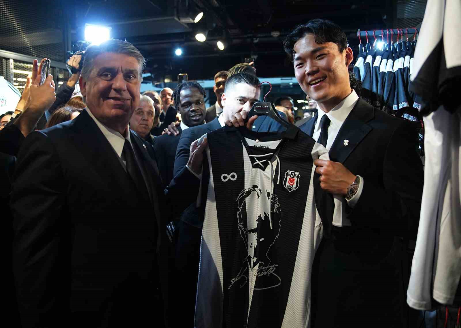 Beşiktaş’ta yeni transferler için imza töreni düzenlendi 32 besiktasta yeni transferler icin imza toreni duzenlendi 28 3uN61U7i