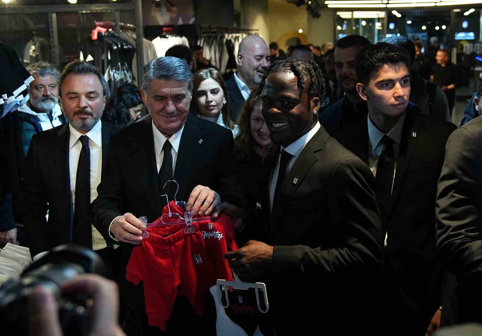 Beşiktaş’ta yeni transferler için imza töreni düzenlendi 33 besiktasta yeni transferler icin imza toreni duzenlendi 29 atJ1WiUg