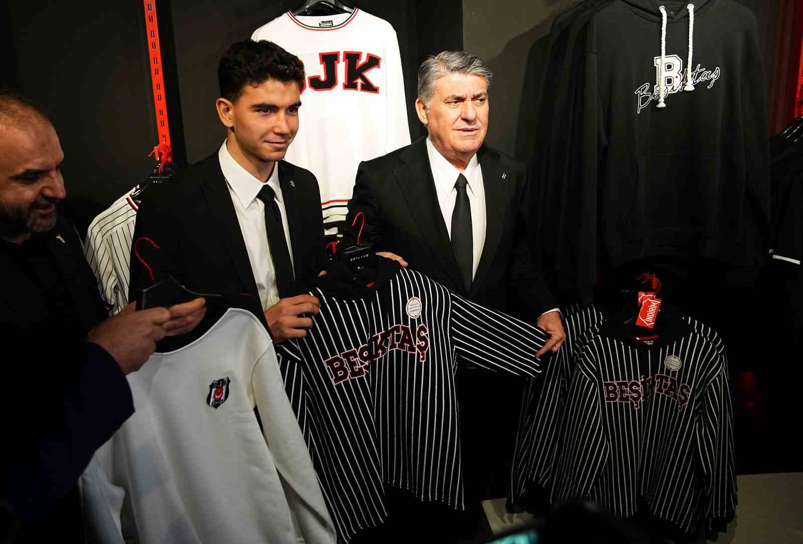 Beşiktaş’ta yeni transferler için imza töreni düzenlendi 39 besiktasta yeni transferler icin imza toreni duzenlendi 35