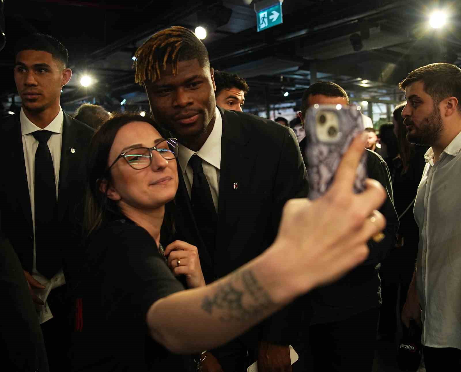Beşiktaş’ta yeni transferler için imza töreni düzenlendi 41 besiktasta yeni transferler icin imza toreni duzenlendi 37 1iz6PMUF