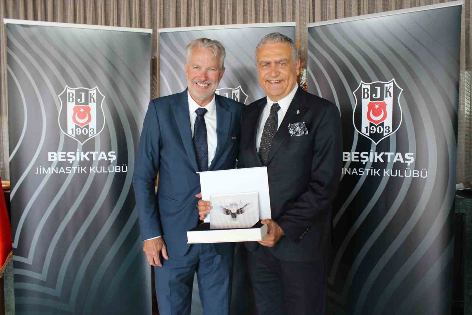 Beşiktaş’tan, UEFA ve Midtjylland heyetlerine dostluk yemeği 5 besiktastan uefa ve midtjylland heyetlerine dostluk yemegi 1 FhWMXqGW