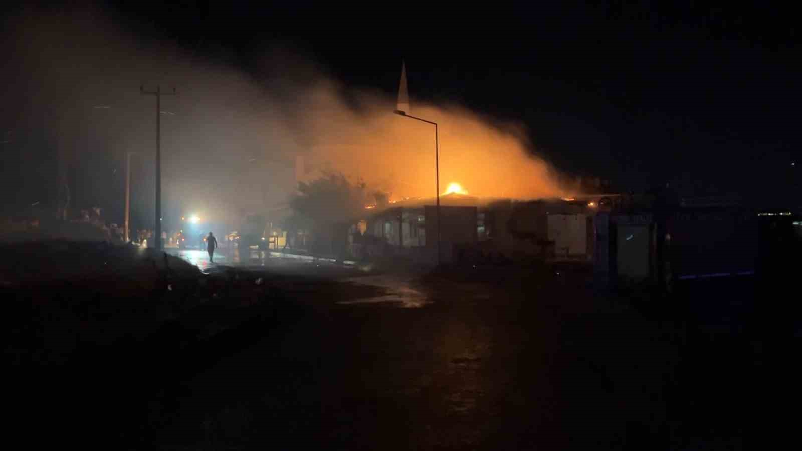 besnide ruzgarin buyuttugu is yeri yangininda 3 is yeri hasar gordu 1 yarali 1 1TzKwRhM