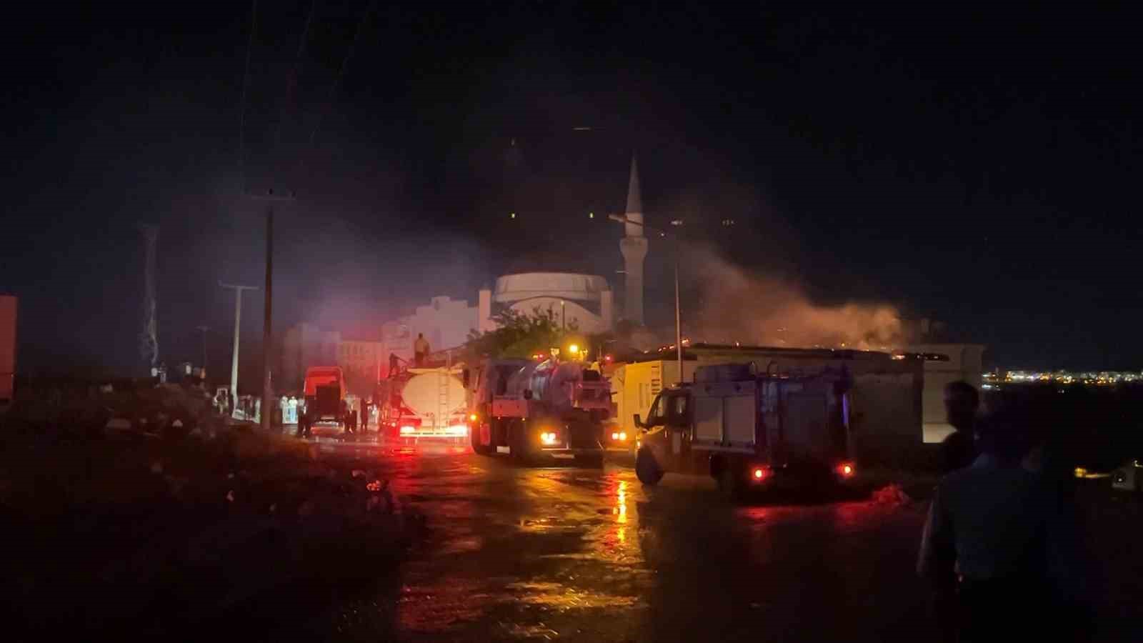 besnide ruzgarin buyuttugu is yeri yangininda 3 is yeri hasar gordu 1 yarali 2 e5Gq4ipA