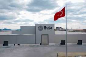 Adana’da ilginç görüntü: Hindiler çarşıda gezdirilerek satılıyor 1 thumbnail