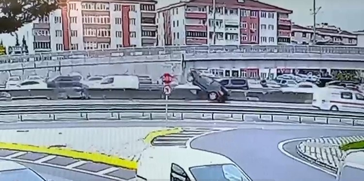 beton bariyere carpan otomobil devrilip suruklendi kaza ani kamerada 1 DDAF3ZnF