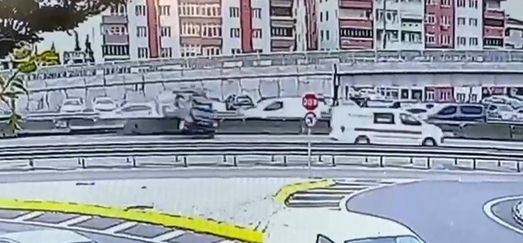 beton bariyere carpan otomobil devrilip suruklendi kaza ani kamerada 2 TPXYjO5f