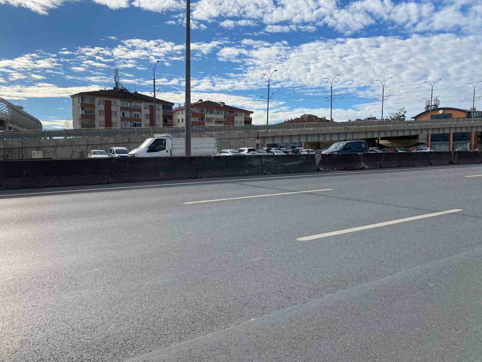 beton bariyere carpan otomobil devrilip suruklendi kaza ani kamerada 3