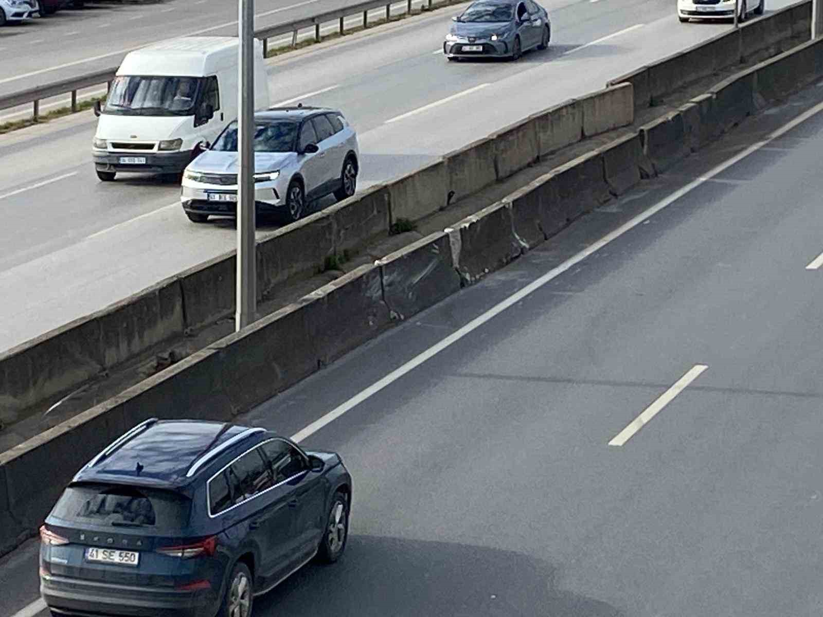 beton bariyere carpan otomobil devrilip suruklendi kaza ani kamerada 4 ZcyUTsw5