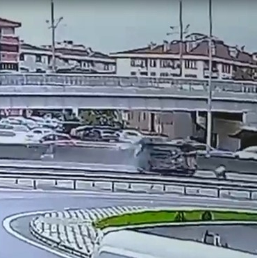 beton-bariyere-carpan-otomobil-devrilip-suruklendi-kaza-ani-kamerada-Z2g616Uc.jpg