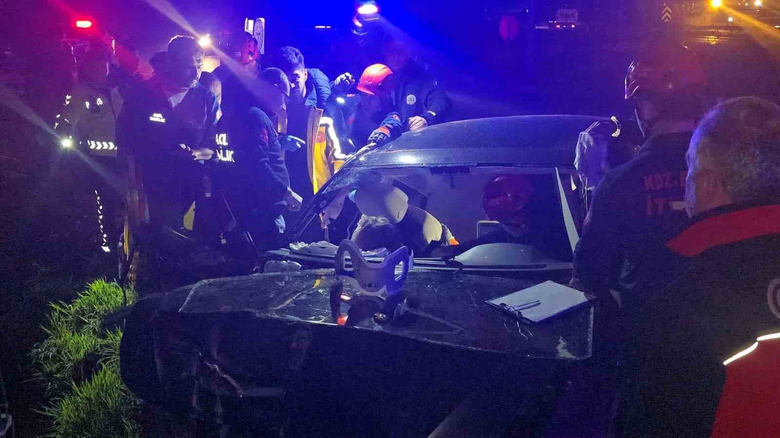 beton bariyere carpan otomobil kazasi guvenlik kamerasinda 1