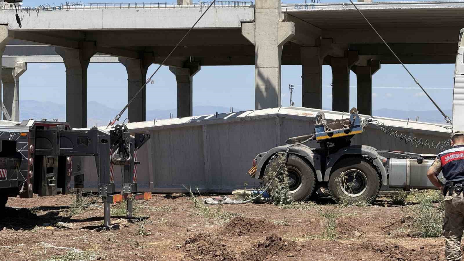 Beton blok altında kalan ikinci işçi, 3 günlük yaşam mücadelesini kaybetti 4 beton blok altinda kalan ikinci isci 3 gunluk yasam mucadelesini kaybetti 0 SnelODuF